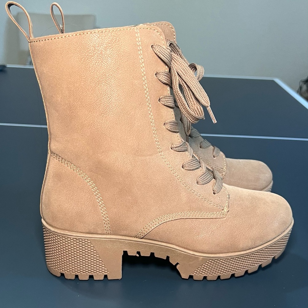 BAMBOO LIGHT BROWN COMBAT BOOT SIZE 6